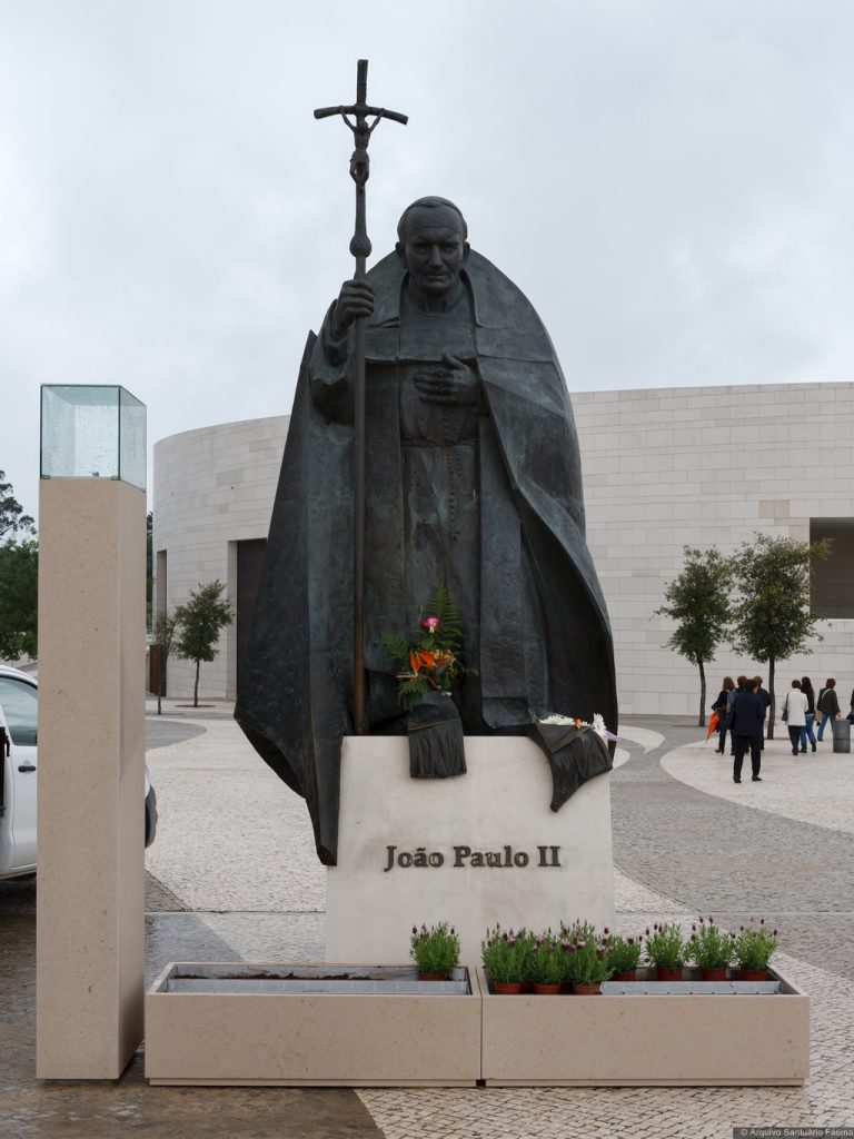 Read more about the article Ornamentação das imagens de São Paulo VI e São João Paulo II