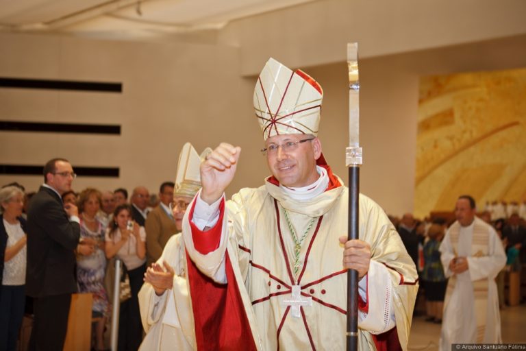 Read more about the article Insígnias e Paramento da Ordenação Episcopal de D. Virgílio do Nascimento Antunes, Bispo de Coimbra, 2011