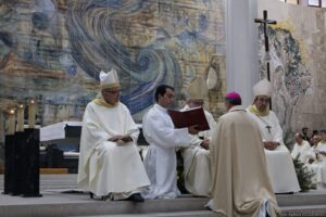 Ordenação Episcopal de D. Delfim Gomes - Paramento e Mitra